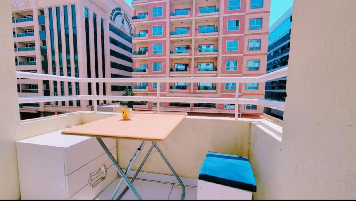 Dxb Hostel Near Adcb Metro Station Dubái Exterior foto